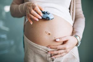 mulher fazendo barriga de aluguel ou barriga solidária