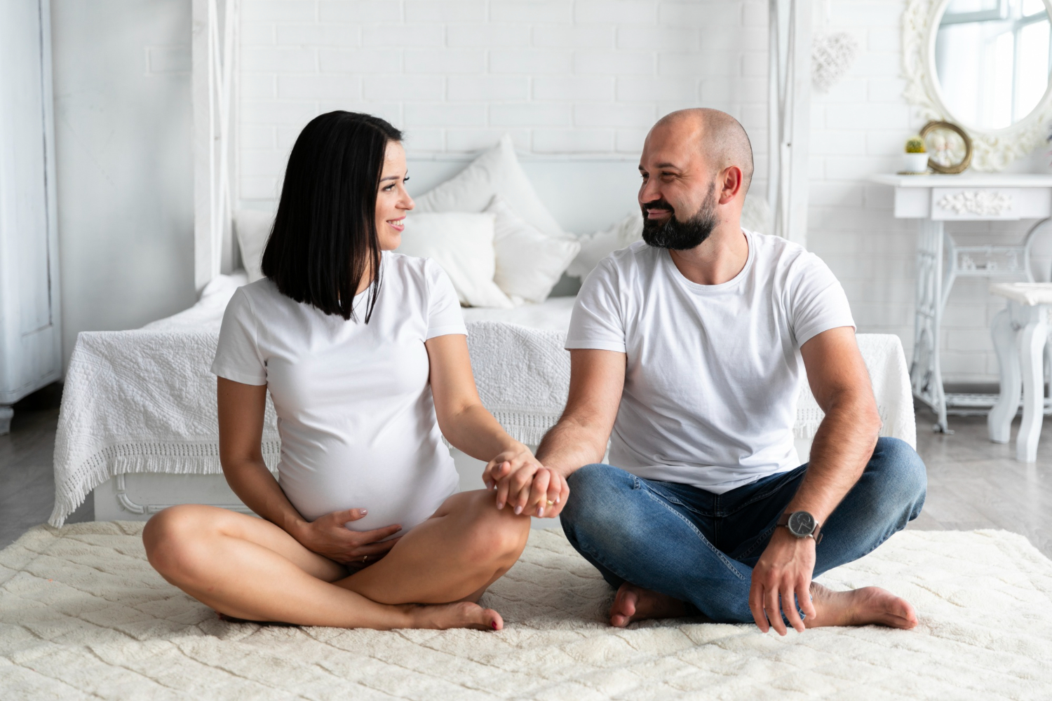 Casal feliz após passar pelo procedimento de reprodução assistida e descobrir quanto tempo dura o tratamento de FIV