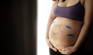 Foto da barriga de uma mulher grávida para ilustrar as chances reais de engravidar em cada idade