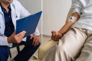 homem fazendo quimioterapia