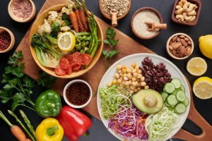 Dieta para engravidar: uma mesa repleta de alimentos saudáveis e nutritivos, incluindo vegetais coloridos, leguminosas, nozes, sementes e abacate, que apoiam a fertilidade.