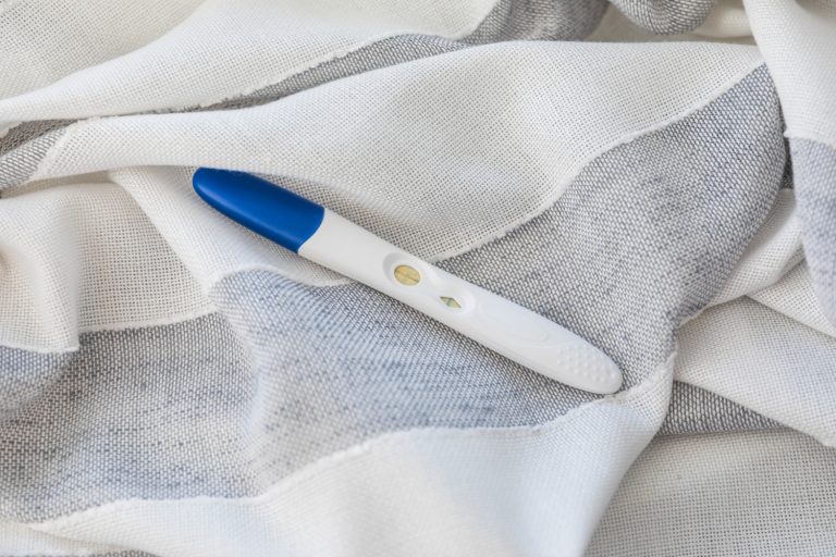 Teste de gravidez feito após a cirurgia de endometriose, que pode ajudar a engravidar.