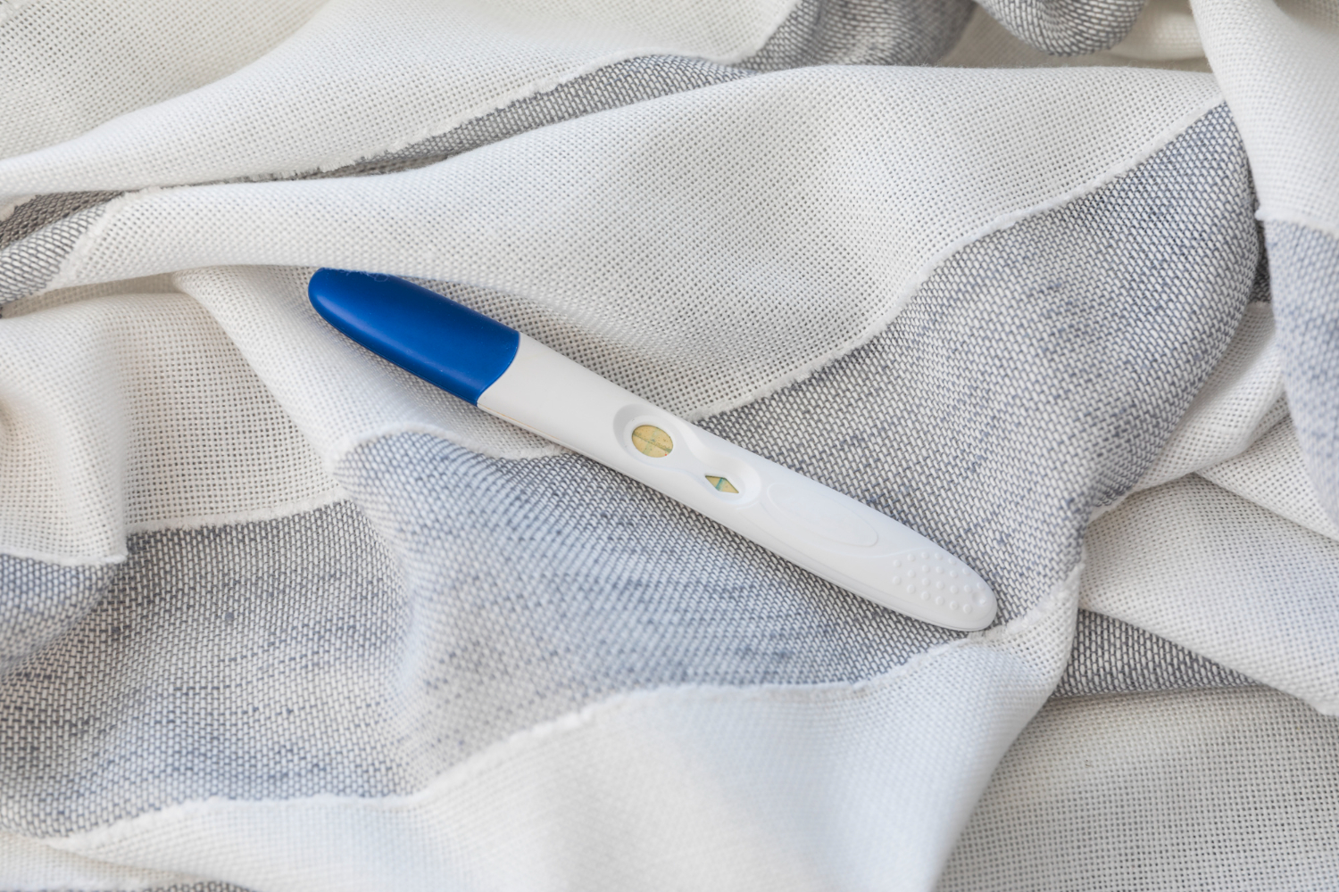 Teste de gravidez feito após a cirurgia de endometriose, que pode ajudar a engravidar.