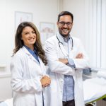 Dois médicos especialistas em reprodução humana, um homem e uma mulher, posando para a foto.