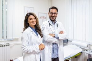 Dois médicos especialistas em reprodução humana, um homem e uma mulher, posando para a foto.