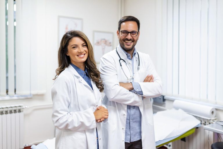 Dois médicos especialistas em reprodução humana, um homem e uma mulher, posando para a foto.