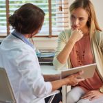 Médica explicando a paciente a relação entre endometriose e gravidez.