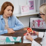 Médica explicando para a paciente sobre o diagnóstico de trompa inovelada e as chances de gravidez