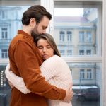 Casal que está passando por luto gestacional abraçado.