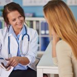 Médica mostrando à paciente até que idade pode congelar óvulos e ter bons resultados futuramente.