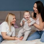 Duas mulheres e uma criança para ilustrar a dúvida: será que é possível um bebê com DNA de duas mães?