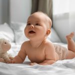 Foto de uma criança sorrindo para ilustrar que bebê de FIV é saudável