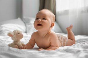 Foto de uma criança sorrindo para ilustrar que bebê de FIV é saudável