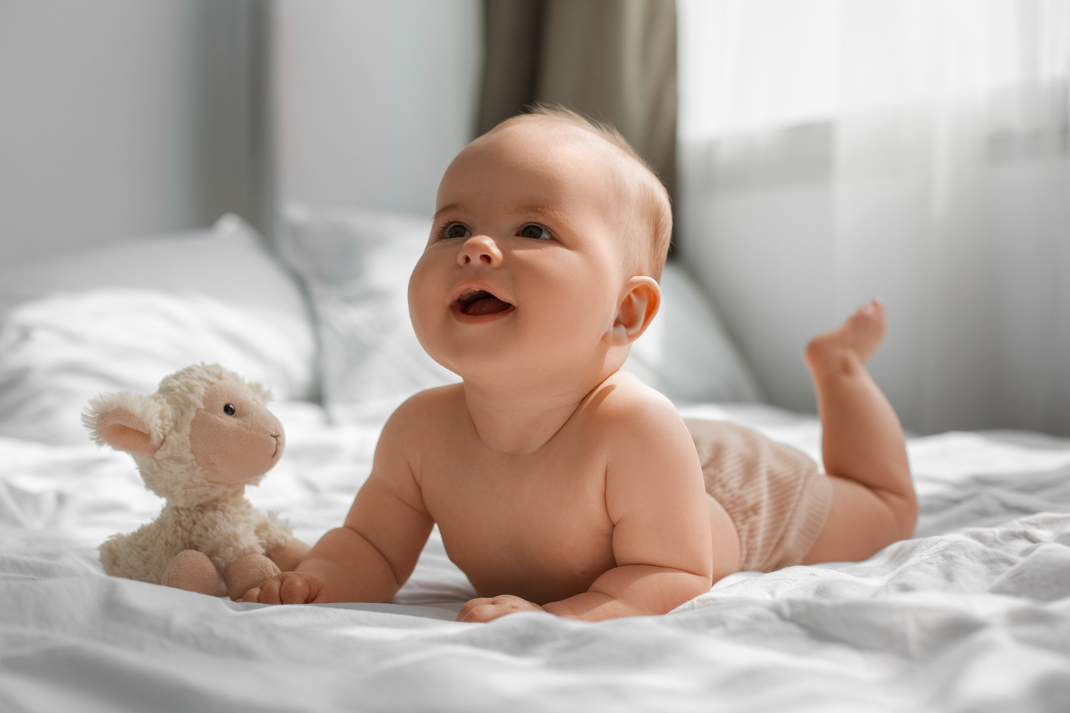 Foto de uma criança sorrindo para ilustrar que bebê de FIV é saudável