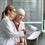 Especialista em reprodução assistida explicando para paciente sobre preservação da fertilidade em pacientes oncológicos