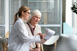 Especialista em reprodução assistida explicando para paciente sobre preservação da fertilidade em pacientes oncológicos