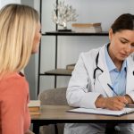 Médica explicando para a paciente se é arriscado engravidar com endometriose.