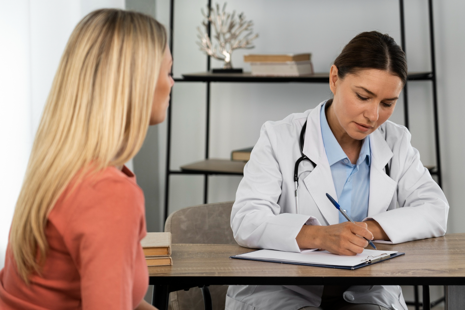 Médica explicando para a paciente se é arriscado engravidar com endometriose.