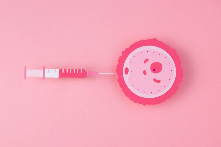 Ilustração conceitual da aspiração folicular na FIV com seringa e representação de óvulo em fundo rosa.