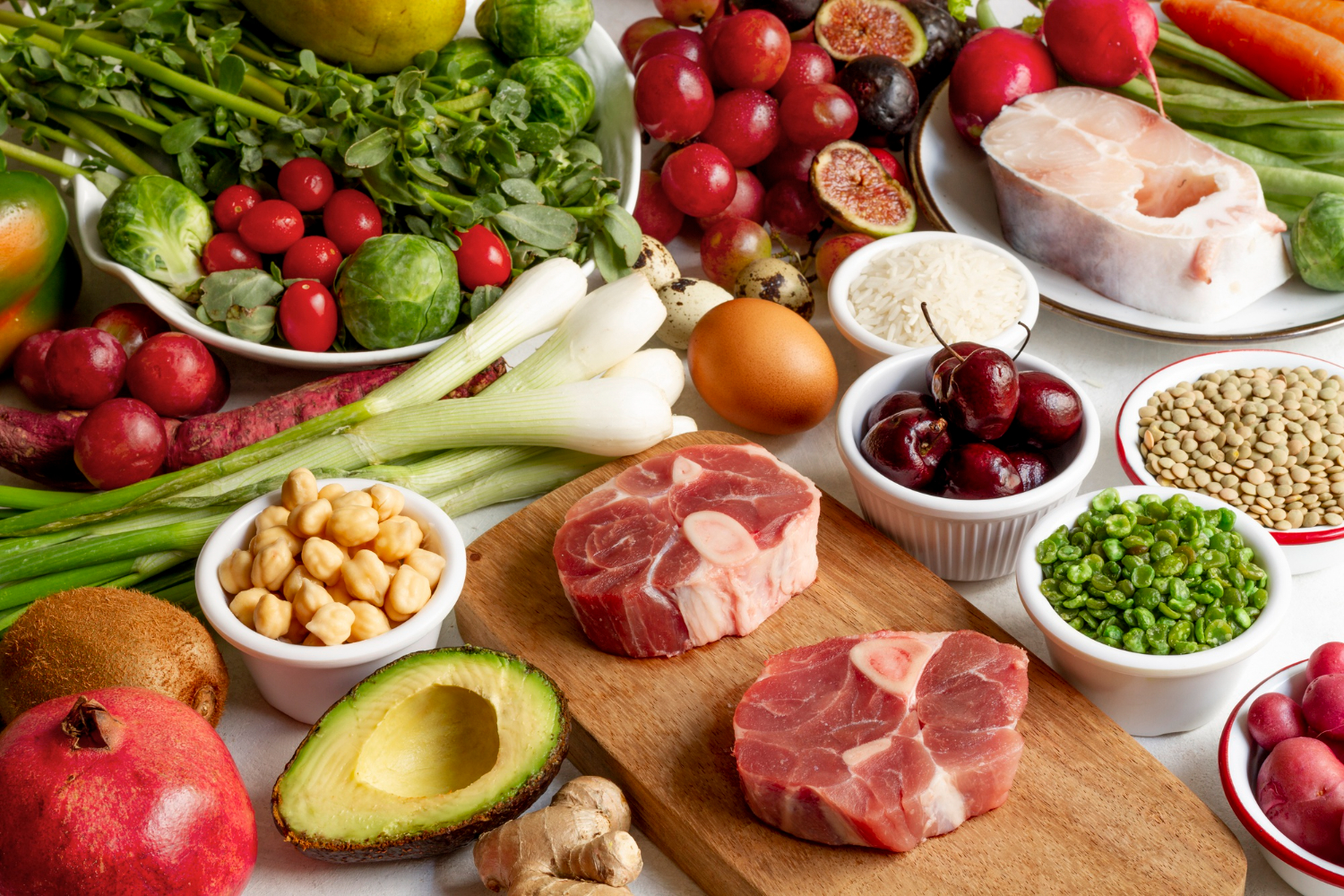 Alimentos saudáveis que podem ajudar na FIV, como frutas, vegetais, peixes, ovos, leguminosas e fontes de gorduras boas.