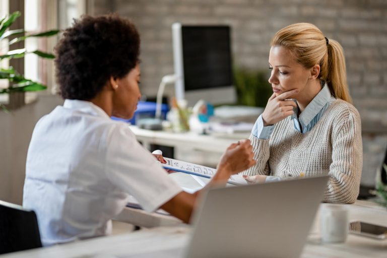 Médica explicando para a paciente se inseminação artificial dói.