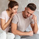 Casal triste após ser diagnosticado com infertilidade primária.