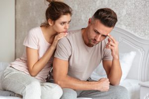 Casal triste após ser diagnosticado com infertilidade primária.