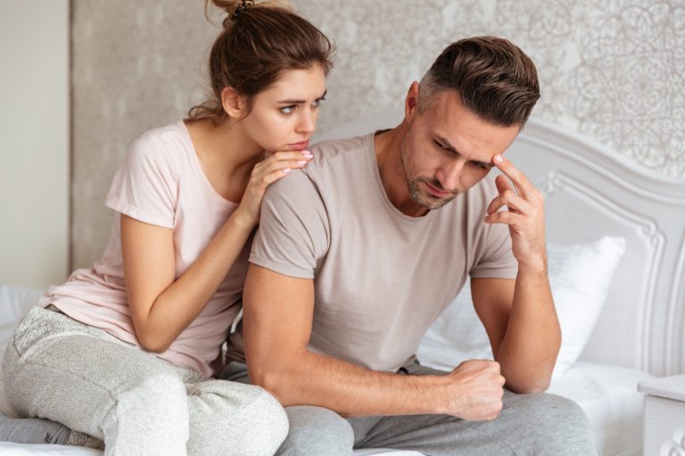 Casal triste após ser diagnosticado com infertilidade primária.