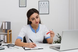 Médica especialista em reprodução assistida avaliando para a paciente quais exames fazer antes de engravidar
