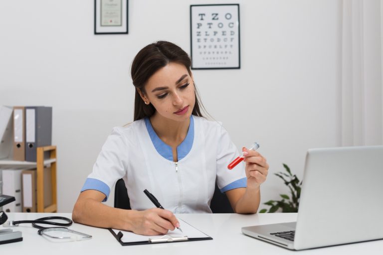 Médica especialista em reprodução assistida avaliando para a paciente quais exames fazer antes de engravidar