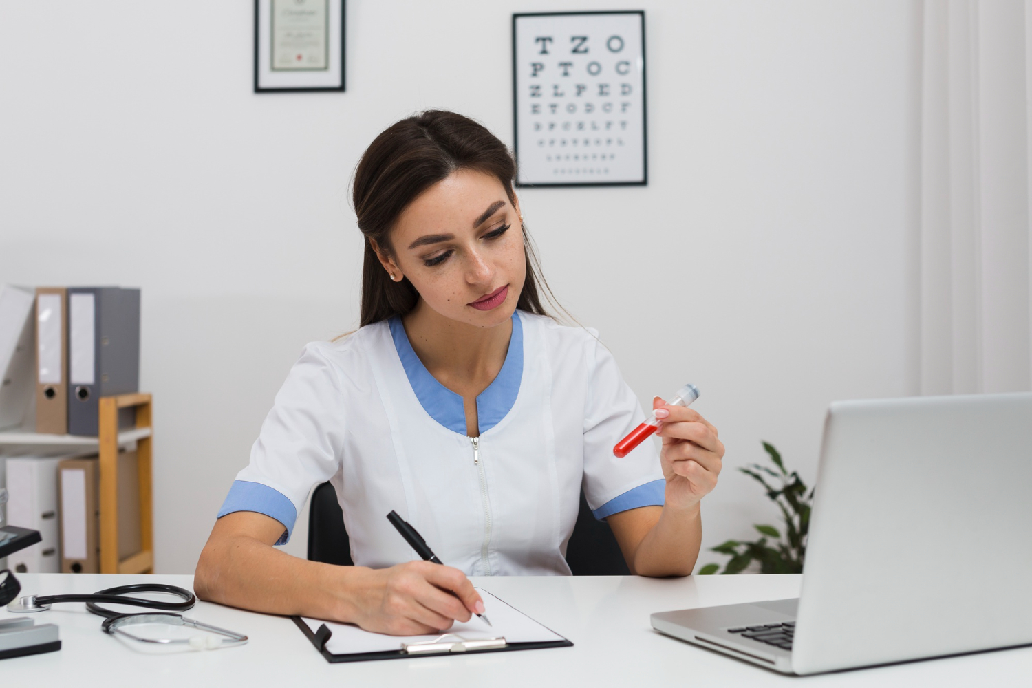 Médica especialista em reprodução assistida avaliando para a paciente quais exames fazer antes de engravidar