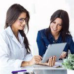 Médica de reprodução assistida mostrando à paciente as verdades sobre o congelamento de óvulos