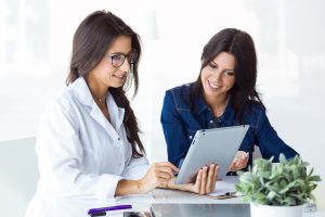 Médica de reprodução assistida mostrando à paciente as verdades sobre o congelamento de óvulos