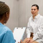 Médica especialista em reprodução assistida explicando como ocorre o preparo do endométrio para a FIV