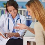 Médica explicando para a paciente o que pode ser feito com os embriões excedentes