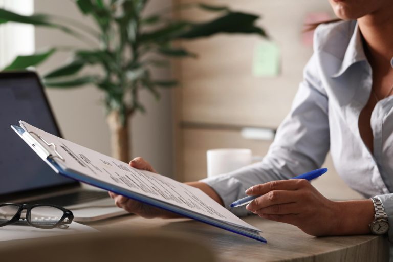 Médica lendo o documento que explica por que a SOP mudou de nome