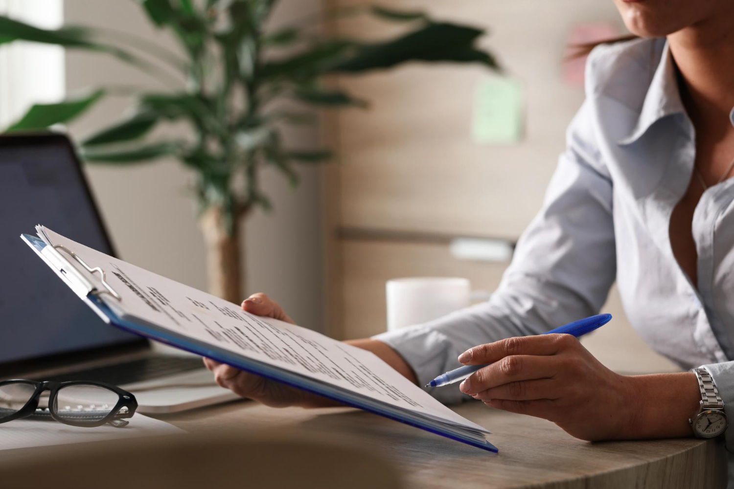 Médica lendo o documento que explica por que a SOP mudou de nome