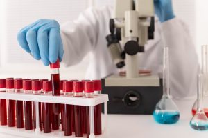 Tubos de coleta com sangue para a realização de exames hormonais femininos
