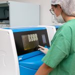 Profissional da Clínica Huntington utilizando EmbryoScope na FIV
