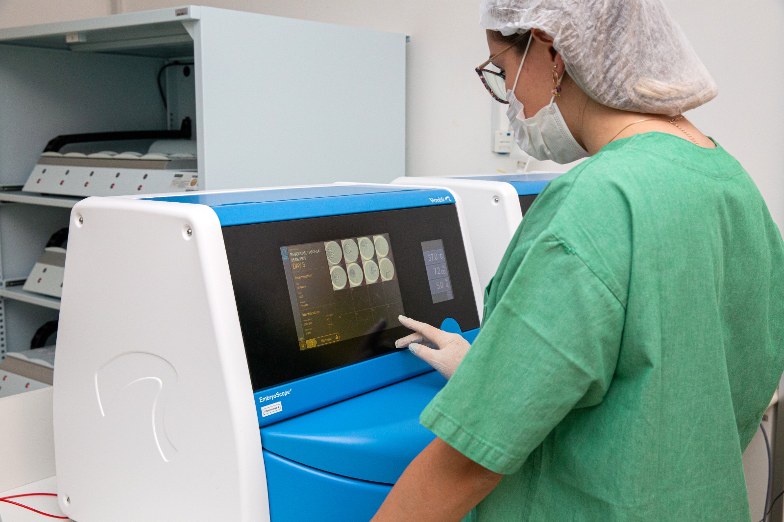 Profissional da Clínica Huntington utilizando EmbryoScope na FIV
