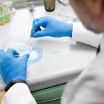 Embriologista avaliando a possibilidade de FIV com embriões congelados para a paciente de reprodução assistida
