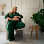 Mulher grávida sentada após FIV na menopausa