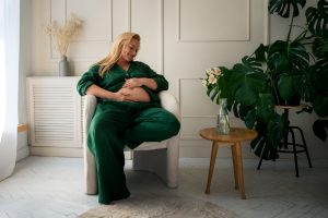 Mulher grávida sentada após FIV na menopausa