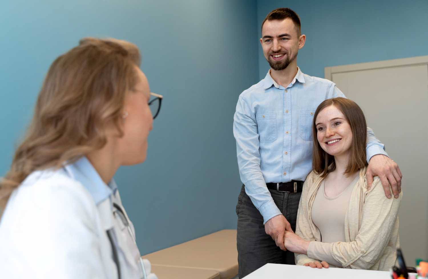 Médica explicando a um casal as etapas do aconselhamento genético