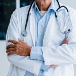 Foto de um médico representando um especialista em congelamento de óvulos.