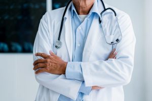Foto de um médico representando um especialista em congelamento de óvulos.