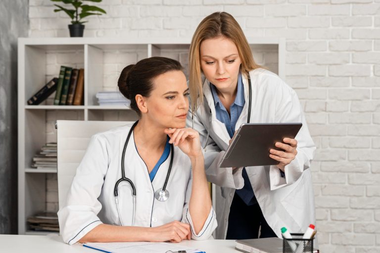 Médicas analisando quantos óvulos congelar para aumentar as chances de gravidez no futuro