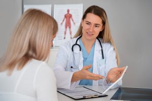 Especialista em reprodução humana explicando para a paciente se quem tem útero septado pode engravidar