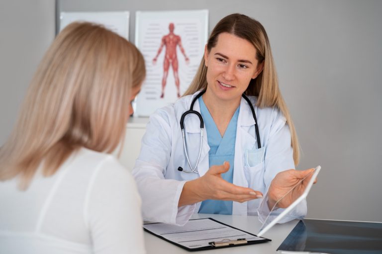 Especialista em reprodução humana explicando para a paciente se quem tem útero septado pode engravidar