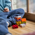 Imagem de uma criança brincando com quebra-cabeças para ilustrar se existe relação entre FIV e autismo